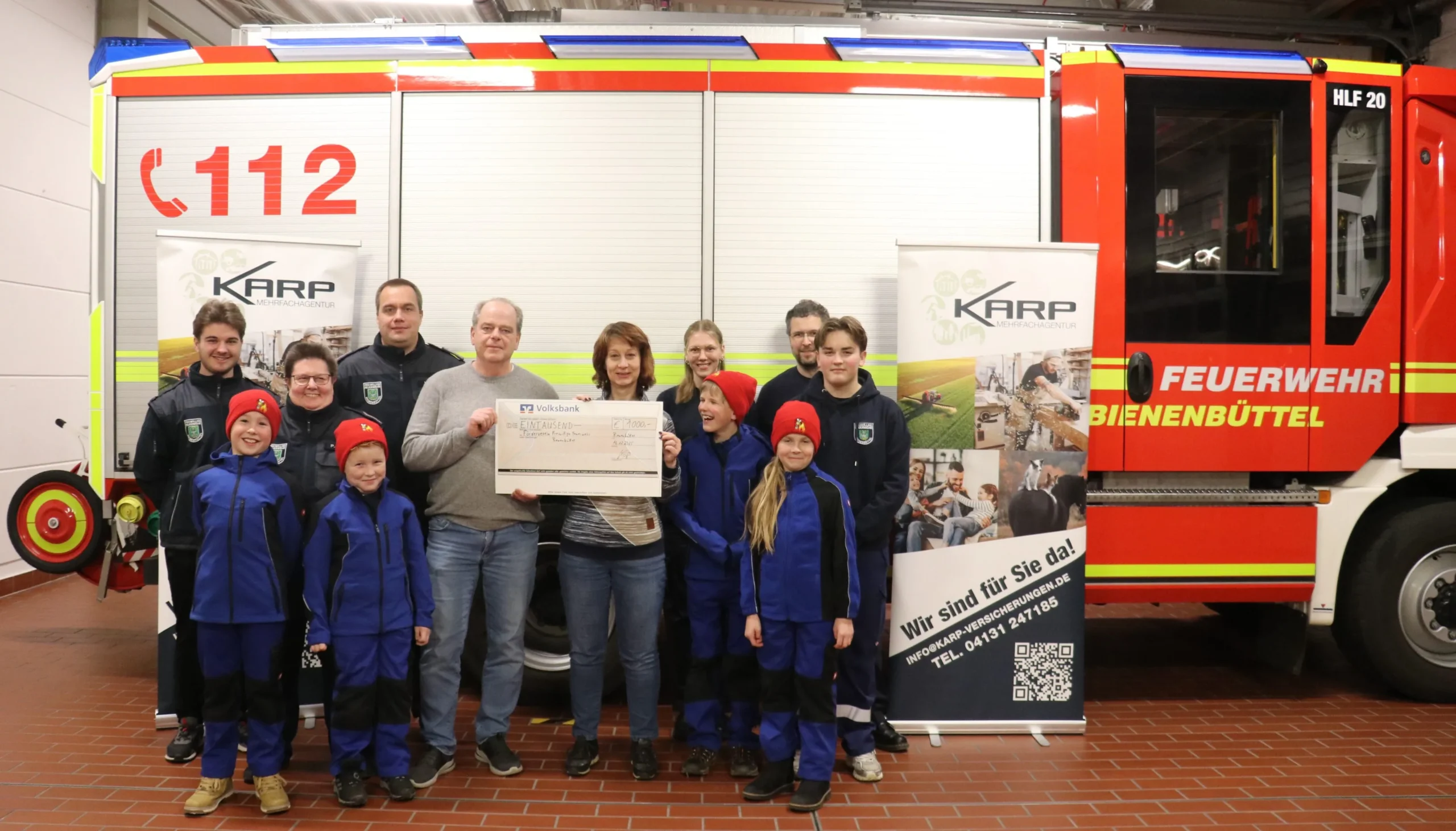 Spendenübergabe Versicherungsagentur Karp. Scheckübergabe an die 1. Vorsitzende Sascha Fobbe.
