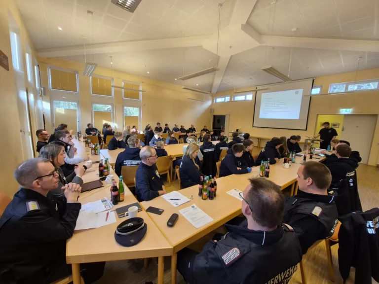 Jugendliche, Eltern und Gäste der Versammlung