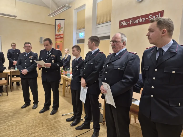 144. JHV 2026 Beförderung zum Oberfeuerwehrmann, v.l., Till Kalinowski, Andre Schwarzer, Rainer Stolze, Bjarne Clasen