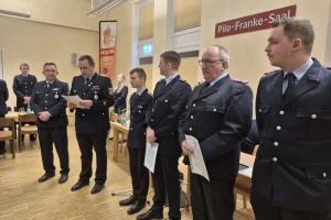 144. JHV 2026 Beförderung zum Oberfeuerwehrmann, v.l., Till Kalinowski, Andre Schwarzer, Rainer Stolze, Bjarne Clasen