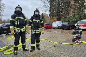 Am Samstag, den 15.11.2025 fand die erste QS2 Prüfung in der Einheitsgemeinde statt. U.a. musste eine Einsatzübung mit dem Stichwort "Zimmerbrand mit Menschenleben in Gefahr" erfolgreich abgearbeitet werden.